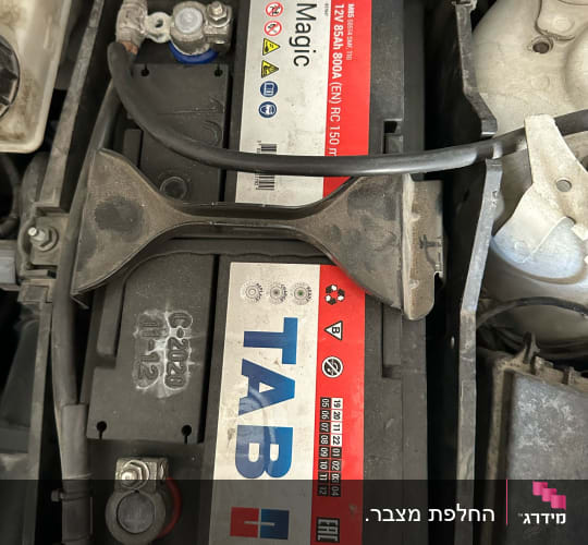 מצבר רכב עם כבלים מחוברים